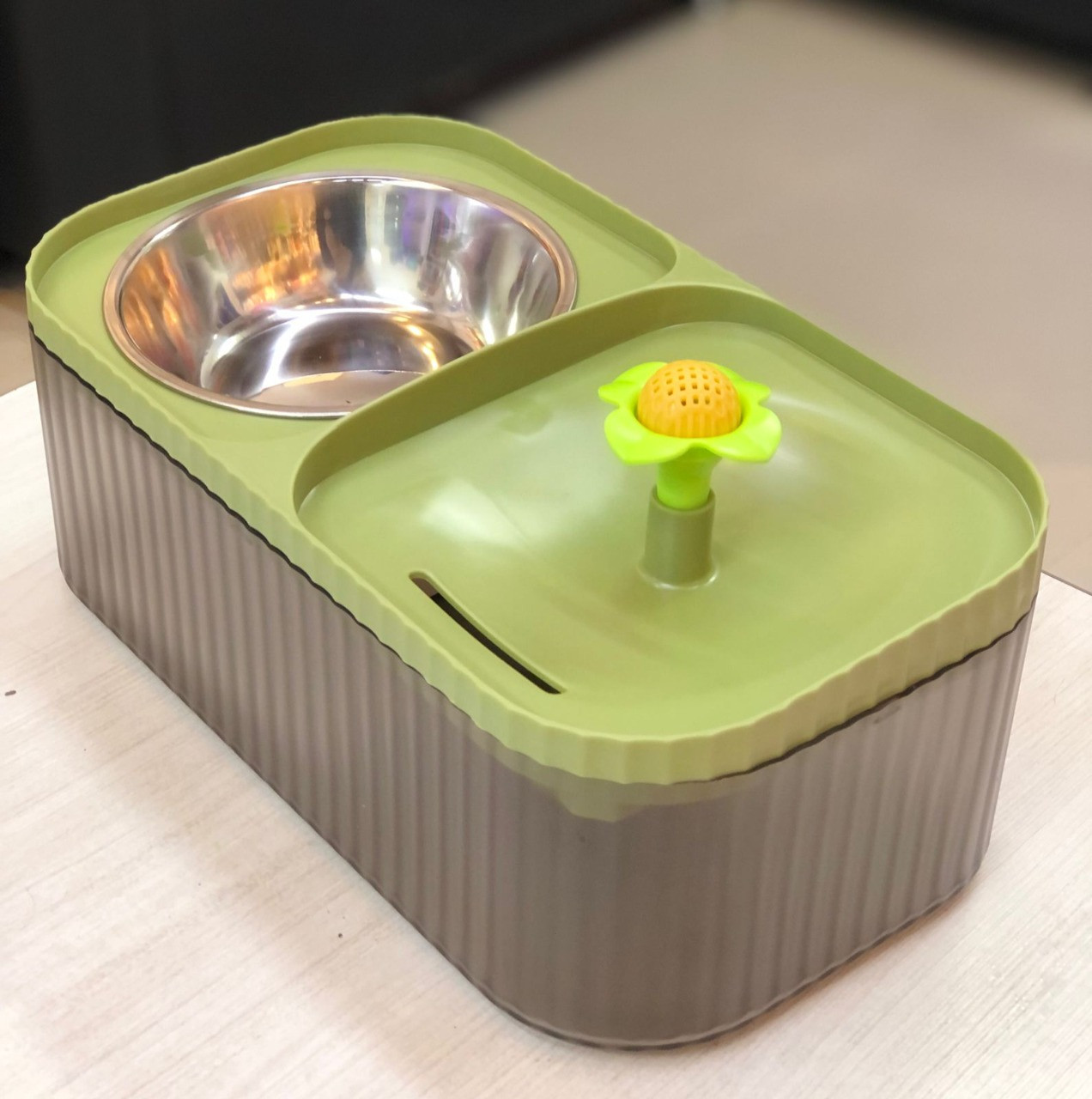 Comedero doble con fuente de agua